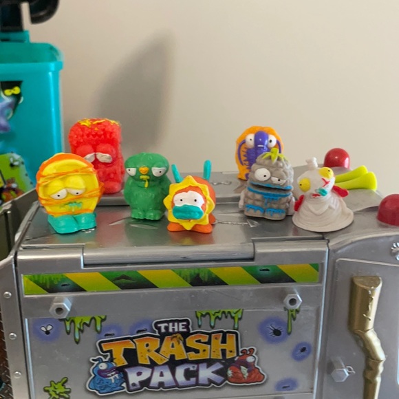 Trash packs - Picture 3 of 3